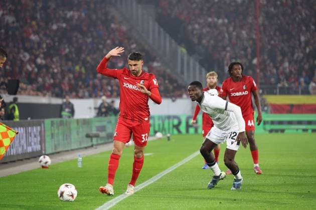 24 09 2025, xrekx, Football UEFA Europa League, SC Freiburg FC Basel v l Vincenzo Grifo SC Freiburg Jonas Adjetey FC Basel 1893 DFL DFB REGULATIONS PROHIBIT ANY USE OF PHOTOGRAPHS as IMAGE SEQUENCES and or QUASI VIDEO Freiburg
