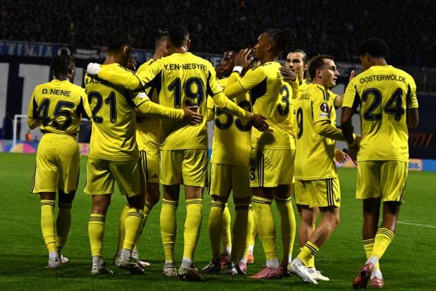 Zagreb, Croatia, September 24th 2025, Fenerbahce celebrate score during the UEFA Europa League, League phase Matchday 1, match between Dinamo Zagreb (Croatia) and Fenerbahce (Turkey) at Stadium Maksimir, Zagreb, Croatia.(Photo by Natasa Kupljenik Sports Press Photo)  Copyright: xNatasaxKupljenikx xSPPx Sportspressphoto_SPR31296