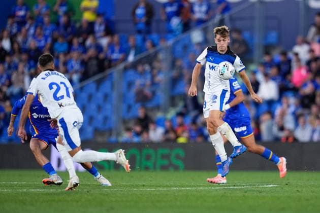 September 24, 2025, Getafe, Madrid, Spain: Pablo Ibanez of Deportivo Alaves controls the ball during the Spanish League, LaLiga EA Sports, football match played between Getafe CF and Deportivo Alaves at Coliseum de Getafe stadium on September 24, 2025, in Getafe, Spain. Getafe Spain - ZUMAa181 20250924_zaa_a181_130 Copyright: xDennisxAgyemanx