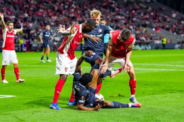 UEFA Europa League: S.C. Braga v Feyenoord Braga - Sikou Niakate of SC Braga and Casper Tengstedt of Feyenoord during the first match of the UEFA Europa League 2025 2026. The match is set between S.C. Braga and Feyenoord at Estadio Municipal de Braga on 24 September 2025 in Braga, Portugal. Copyright: xYannickxVerhoevenx