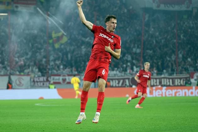 24 09 2025, xrekx, Football UEFA Europa League, SC Freiburg FC Basel v l Torjubel nach dem Tor zum celebrating the goal celebrate 1 0 durch Patrick Osterhage SC Freiburg DFL DFB REGULATIONS PROHIBIT ANY USE OF PHOTOGRAPHS as IMAGE SEQUENCES and or QUASI VIDEO Freiburg