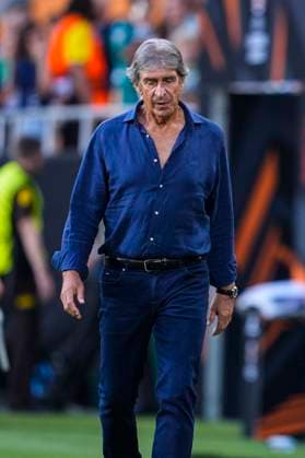 September 24, 2025, Sevilla, Sevilla, SPAIN: Manuel Pellegrini, head coach of Real Betis, looks on during the UEFA Europa League, football match played between Real Betis and Nottingham Forest at La Cartuja stadium on September 24, 2025, in Sevilla, Spain. Sevilla SPAIN - ZUMAa181 20250924_zaa_a181_152 Copyright: xJoaquinxCorcherox