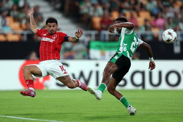 Morgan Gibbs-White of Nottingham Forest is challenged by Junior Firpo of Real Betis Real Betis v Nottingham Forest, UEFA Europa League, Football, Villamarin Stadium, Seville, Spain - 24 Sep 2025Seville Villamarin Stadium Spain EDITORIAL USE ONLY No use with unauthorised audio, video, data, fixture lists, club league logos or live services. Online in-match use limited to 120 images, no video emulation. No use in betting, games or single club league player publications.  Copyright: xAntonioxPozo Shutterstockx 15498594aa