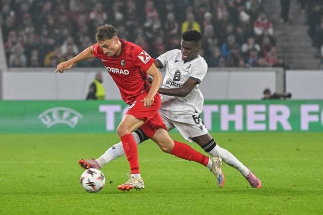 Abemly Meto Silu Metinho FC Basel, 05 , Patrick Osterhage SC Freiburg, 06 in duel for the ball GER, SC Freiburg FC Basel, Football, Europa League, Matchday 1, Season 2025 2026, 24 09 2025 GER, SC Freiburg FC Basel, Football, Europa League, Matchday 1, Season 2025 2026, 24 09 2025 Freiburg Copyright: xEibner-Pressefoto ThomasxHessx EP_THS
