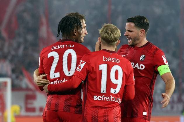 24 09 2025, xrekx, Fußball UEFA Europa League, SC Freiburg FC Basel v l Torjubel nach dem Tor zum celebrating the goal celebrate 1 0 durch Patrick Osterhage SC Freiburg mit Junior Adamu SC Freiburg Niklas Beste SC Freiburg Christian Günter Guenter SC Freiburg DFL DFB REGULATIONS PROHIBIT ANY USE OF PHOTOGRAPHS as IMAGE SEQUENCES and or QUASI VIDEO Freiburg