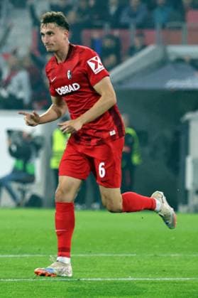 24 09 2025, xrekx, Football UEFA Europa League, SC Freiburg FC Basel v l Torjubel nach dem Tor zum celebrating the goal celebrate 1 0 durch Patrick Osterhage SC Freiburg DFL DFB REGULATIONS PROHIBIT ANY USE OF PHOTOGRAPHS as IMAGE SEQUENCES and or QUASI VIDEO Freiburg