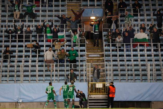 MALMÖ, SWEDEN 20250924 Ludogorets Yves Erick Bile 29 celebrates with fans after scoring 0 2 during the Europa League football match between Malmö FF and PFK Ludogorets Razgrad at New Malmö Stadium Eleda Stadion in Malmö, Sweden September 25, 2025 MALMÖ SWEDEN x10600x  Copyright: xAndreasxHillergren TTx EUROPE LEAGUE MALMÖ-LUDOGORETS