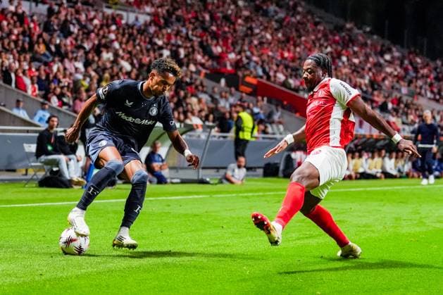 UEFA Europa League: S.C. Braga v Feyenoord Braga - Goncalo Borges of Feyenoord and Bright Arrey Mbi of SC Braga during the first match of the UEFA Europa League 2025 2026. The match is set between S.C. Braga and Feyenoord at Estadio Municipal de Braga on 24 September 2025 in Braga, Portugal. Copyright: xTomxBodex