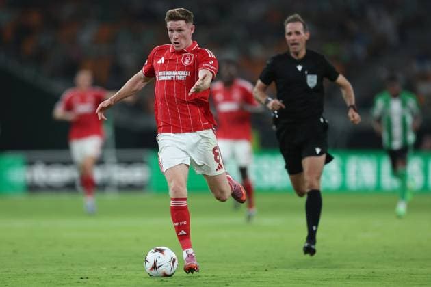 Elliot Anderson of Nottingham Forest on the ball Real Betis v Nottingham Forest, UEFA Europa League, Football, Villamarin Stadium, Seville, Spain - 24 Sep 2025Seville Villamarin Stadium Spain EDITORIAL USE ONLY No use with unauthorised audio, video, data, fixture lists, club league logos or live services. Online in-match use limited to 120 images, no video emulation. No use in betting, games or single club league player publications.  Copyright: xAntonioxPozo Shutterstockx 15498594ad