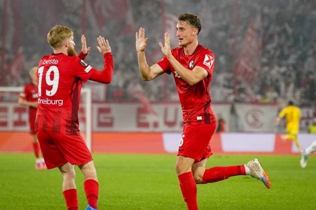 Soccer UEFA Europa League 2025 26, 1 Matchday SC Freiburg vs FC Basel Europa Park Stadion Freiburg Goal and goal celebration to 1 0 by Patrick Osterhage SC Freiburg, 06 Joy, emotions, jubilation with Jan Niklas Beste SC Freiburg, 19 Freiburg im Breisgau Baden Württemberg Germany Copyright: xJOERANxSTEINSIEKx