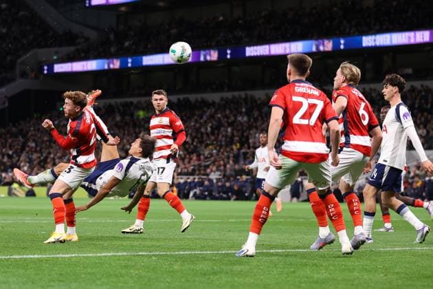 Tottenham Hotspur gegen Doncaster Rovers 24. September 2025, London Carabao Cup Dritte Runde Tottenham Hotspur gegen Doncaster Rovers Joao Palhinha von Tottenham Hotspur erzielt mit einem Fallrückzieher das erste Tor Foto Jacques Feeney Offside London UK  Copyright: xJacquesxFeeneyx xOffsidexOffside
