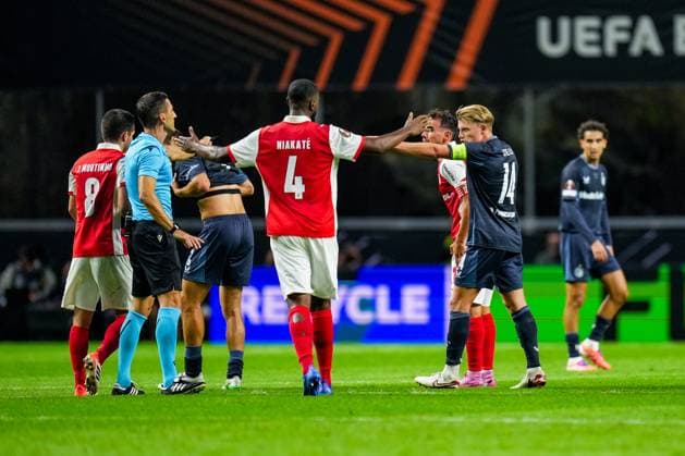 UEFA Europa League: S.C. Braga v Feyenoord Braga - Referee Nikola Dabanovic, Ricardo Horta of SC Braga and Sem Steijn of Feyenoord during the first match of the UEFA Europa League 2025 2026. The match is set between S.C. Braga and Feyenoord at Estadio Municipal de Braga on 24 September 2025 in Braga, Portugal. Copyright: xYannickxVerhoevenx