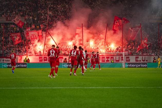 Football UEFA Europa League 2025 26, Matchday 1 SC Freiburg vs FC Basel Europa Park Stadion Freiburg SC Freiburg fans with pyrotechnics and flags in the background, players of Sport Club Freiburg in the foreground, emotional atmosphere, Europa League atmosphere, fan culture, passion, UEFA competition Freiburg im Breisgau Baden Württemberg Germany Copyright: xJOERANxSTEINSIEKx