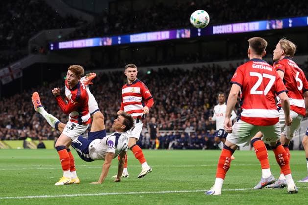 Tottenham Hotspur gegen Doncaster Rovers 24. September 2025, London Carabao Cup Dritte Runde Tottenham Hotspur gegen Doncaster Rovers Joao Palhinha von Tottenham Hotspur erzielt mit einem Fallrückzieher das erste Tor Foto Jacques Feeney Offside London UK  Copyright: xJacquesxFeeneyx xOffsidexOffside
