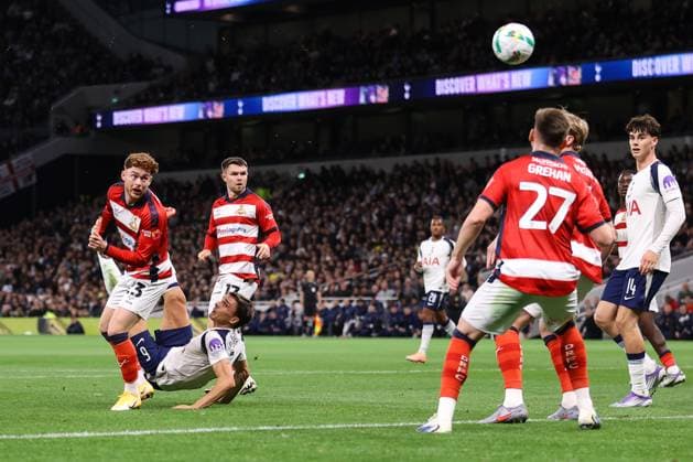 Tottenham Hotspur gegen Doncaster Rovers 24. September 2025, London Carabao Cup Dritte Runde Tottenham Hotspur gegen Doncaster Rovers Joao Palhinha von Tottenham Hotspur erzielt mit einem Fallrückzieher das erste Tor Foto Jacques Feeney Offside London UK  Copyright: xJacquesxFeeneyx xOffsidexOffside