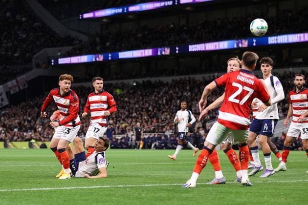 Tottenham Hotspur gegen Doncaster Rovers 24. September 2025, London Carabao Cup Dritte Runde Tottenham Hotspur gegen Doncaster Rovers Joao Palhinha von Tottenham Hotspur erzielt mit einem Fallrückzieher das erste Tor Foto Jacques Feeney Offside London UK  Copyright: xJacquesxFeeneyx xOffsidexOffside