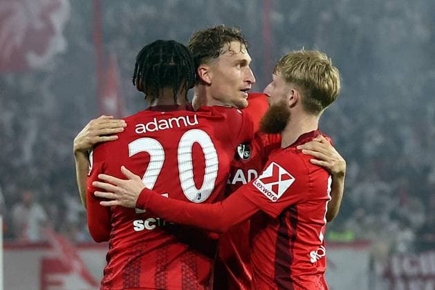 24 09 2025, xrekx, Fußball UEFA Europa League, SC Freiburg FC Basel v l Torjubel nach dem Tor zum celebrating the goal celebrate 1 0 durch Patrick Osterhage SC Freiburg mit Junior Adamu SC Freiburg Niklas Beste SC Freiburg DFL DFB REGULATIONS PROHIBIT ANY USE OF PHOTOGRAPHS as IMAGE SEQUENCES and or QUASI VIDEO Freiburg