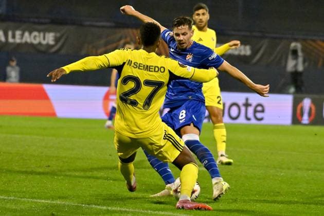 Zagreb, Croatia, September 24th 2025, Miha Zajc of Dinamo (C) in action against Nelson Semedo of Fenerbahce (L) during the UEFA Europa League, League phase Matchday 1, match between Dinamo Zagreb (Croatia) and Fenerbahce (Turkey) at Stadium Maksimir, Zagreb, Croatia.(Photo by Igor Kupljenik Sports Press Photo)  Copyright: xIgorxKupljenikx xSPPx Sportspressphoto_SPR31317