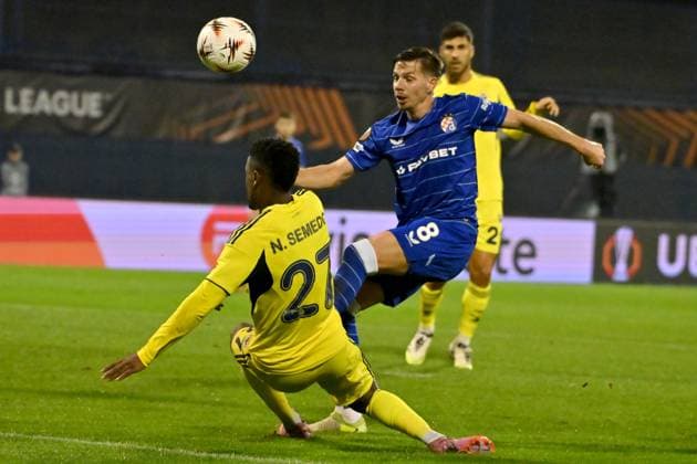 Zagreb, Croatia, September 24th 2025, Miha Zajc of Dinamo (C) in action against Nelson Semedo of Fenerbahce (L) during the UEFA Europa League, League phase Matchday 1, match between Dinamo Zagreb (Croatia) and Fenerbahce (Turkey) at Stadium Maksimir, Zagreb, Croatia.(Photo by Igor Kupljenik Sports Press Photo)  Copyright: xIgorxKupljenikx xSPPx Sportspressphoto_SPR31320