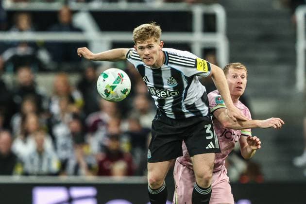 Carabao Cup Round 3 Newcastle United v Bradford City Lewis Hall of Newcastle Untied and Brad Halliday of Bradford City battle for the high ball during the Carabao Cup Round 3 match Newcastle United vs Bradford City at St. James s Park, Newcastle, United Kingdom, 24th September 2025 (Photo by Alfie Cosgrove News Images) Newcastle St. James s Park Tyne and Wear United Kingdom Copyright: xAlfiexCosgrove NewsxImagesx