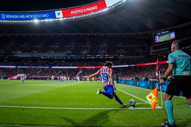 Atletico de Madrid v Rayo Vallecano - LaLiga EA Sports Julian Alvarez of Atletico de Madrid takes a corner kick during the LaLiga EA Sports football match between Atletico de Madrid and Rayo Vallecano at Estadio Riyadh Air Metropolitano on September 24, 2025 in Madrid, Spain. Madrid Estadio Riyadh Air Metropolitano Madrid Spain Copyright: xAlbertoxGardinx AGardin_20250924_Foot_Liga_Atl_Mad_Rayo_0171