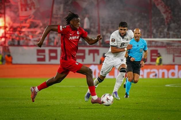 Football UEFA Europa League 2025 26, Matchday 1 SC Freiburg vs FC Basel Europa Park Stadion Freiburg Johan Manzambi SC Freiburg, 44 with Ibrahim Salah FC Basel, 21 , behind referee Luis Miguel Branco Godinho Portugal Copyright: xJOERANxSTEINSIEKx