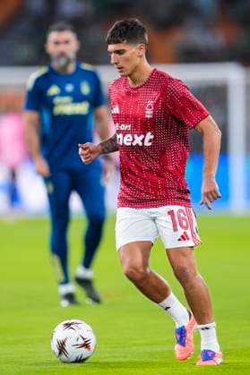 September 24, 2025, Sevilla, Sevilla, SPAIN: Nicolas Dominguez of Nottingham Forest FC warms up during the UEFA Europa League, football match played between Real Betis and Nottingham Forest at La Cartuja stadium on September 24, 2025, in Sevilla, Spain. Sevilla SPAIN - ZUMAa181 20250924_zaa_a181_154 Copyright: xJoaquinxCorcherox