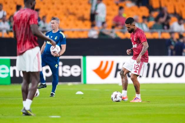 September 24, 2025, Sevilla, Sevilla, SPAIN: Douglas Luiz of Nottingham Forest FC warms up during the UEFA Europa League, football match played between Real Betis and Nottingham Forest at La Cartuja stadium on September 24, 2025, in Sevilla, Spain. Sevilla SPAIN - ZUMAa181 20250924_zaa_a181_156 Copyright: xJoaquinxCorcherox