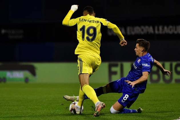 Zagreb, Croatia, September 24th 2025, Miha Zajc of Dinamo (R) in action against Youssef En-Nesyri of Fenerbahce (L) during the UEFA Europa League, League phase Matchday 1, match between Dinamo Zagreb (Croatia) and Fenerbahce (Turkey) at Stadium Maksimir, Zagreb, Croatia.(Photo by Natasa Kupljenik Sports Press Photo)  Copyright: xNatasaxKupljenikx xSPPx Sportspressphoto_SPR31332