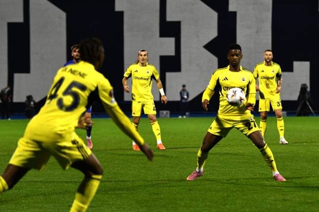 Zagreb, Croatia, September 24th 2025, Nelson Semedo of Fenerbahce (R) during the UEFA Europa League, League phase Matchday 1, match between Dinamo Zagreb (Croatia) and Fenerbahce (Turkey) at Stadium Maksimir, Zagreb, Croatia.(Photo by Natasa Kupljenik Sports Press Photo)  Copyright: xNatasaxKupljenikx xSPPx Sportspressphoto_SPR31343