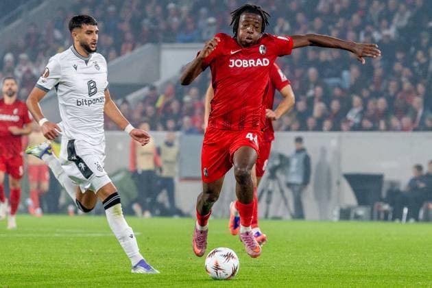 Freiburg, Germany, September 24th 2025 Johan Manzambi (44 SC Freiburg) controls the ball during the UEFA Europa League - SC Freiburg v. FC Basel at Europa-Park-Stadion in Freiburg, Germany Pascal von Büren (Pascal von Büren SPP) Copyright: xPascalxvonxBürenx xSPPx spp-en-PaVoBSp-Pavo-Fotografie-5