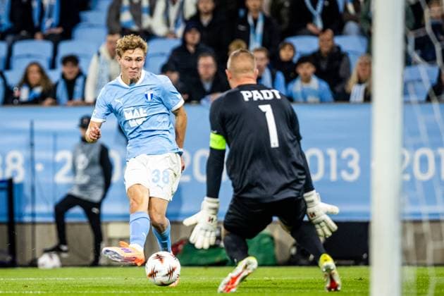 MALMO FF - LUDOGORETS Hugo Bolin of Malmö FF and Sergio Padt of Ludogorets during the UEFA Europa League, league stage match between Malmö FF and Ludogorets. Eleda Stadion, Malmo, Sweden, September 24, 2025. Photo by Branislav Racko Copyright: xx 080A0582