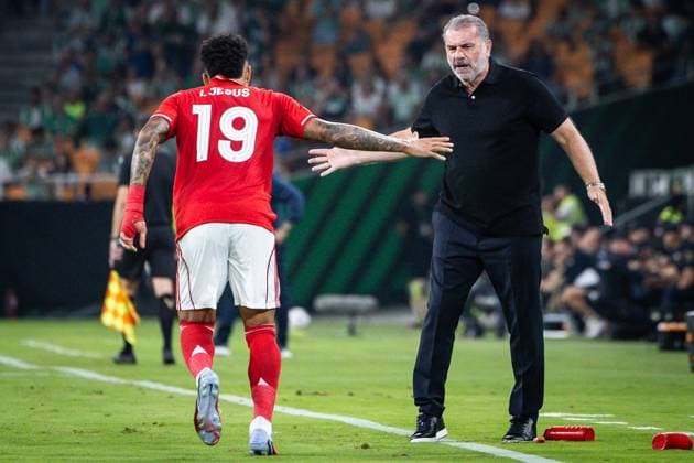 September 24, 2025, Sevilla, Spain, Spain: Igor JESUS of Nottingham Forest celebrate his goal with Ange POSTECOGLOU of Nottingham Forest during the UEFA Europa League, League Phase MD1 match between Real Betis Balompie and Nottingham Forest at Estadio La Cartuja on September 24, 2025 in Sevilla, Spain. Rafael Roman Sevilla Spain - ZUMAm308 20250924_zsp_m308_004 Copyright: xMatthieuxMirvillex