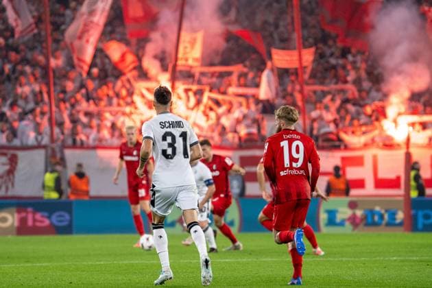 Freiburg, Germany, September 24th 2025 Dominik Schmid (31 FC Basel 1893) and Jan-Niklas Beste (19 SC Freiburg) with Pyro in the back during the UEFA Europa League - SC Freiburg v. FC Basel at Europa-Park-Stadion in Freiburg, Germany Pascal von Büren (Pascal von Büren SPP) Copyright: xPascalxvonxBürenx xSPPx spp-en-PaVoBSp-Pavo-Fotografie-9