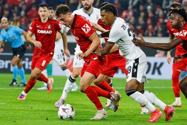 Patrick Osterhage SC Freiburg, 06 and Junior Ze FC Basel, 39 in the fight for the ball , Germany, Football, UEFA Europa League, 1 Matchday, 2025 2026, SC Freiburg vs FC Basel, 24 09 2025, Stadion am Wolfswinkel, Freiburg im Breisgau, Germany Freiburg im Breisgau Stadion am Wolfswinkel Baden Württemberg Germany Copyright: xGrantxHubbsx