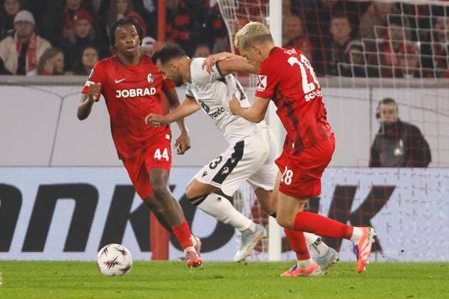 Albian Ajeti FC Basel, 23 and Matthias Ginter SC Freiburg, 28 in a running duel , Germany, Soccer, UEFA Europa League, Matchday 1, 2025 2026, SC Freiburg vs FC Basel, 24 09 2025, Stadion am Wolfswinkel, Freiburg im Breisgau, Germany Freiburg im Breisgau Stadion am Wolfswinkel Baden Württemberg Germany Copyright: xGrantxHubbsx