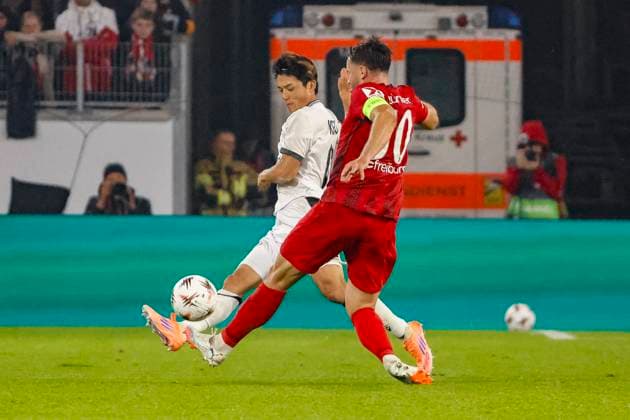 Keigo Tsunemoto FC Basel, 06 and Christian Günter, Gunter SC Freiburg, 30 in duel , Germany, Soccer, UEFA Europa League, Matchday 1, 2025 2026, SC Freiburg vs FC Basel, 24 09 2025, Stadion am Wolfswinkel, Freiburg im Breisgau, Germany Freiburg im Breisgau Stadion am Wolfswinkel Baden Württemberg Germany Copyright: xGrantxHubbsx