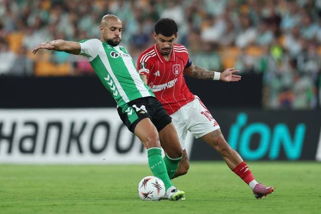Sofyan Amrabat of Real Betis is challenged by Morgan Gibbs-White of Nottingham Forest Real Betis v Nottingham Forest, UEFA Europa League, Football, Villamarin Stadium, Seville, Spain - 24 Sep 2025Seville Villamarin Stadium Spain EDITORIAL USE ONLY No use with unauthorised audio, video, data, fixture lists, club league logos or live services. Online in-match use limited to 120 images, no video emulation. No use in betting, games or single club league player publications. Copyright: xAntonioxPozo Shutterstockx 15498594ag