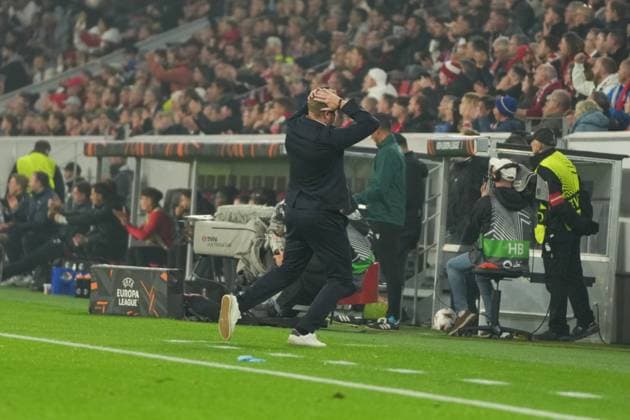 UEFA Europa League SC Freiburg vs FC Basel, 24 09 2025 Ludovic Magnin FC Basel, head coach throwing up his hands UEFA Europa League SC Freiburg vs FC Basel, Europa Park Stadium, 24 09 2025 Copyright: xBEAUTIFULxSPORTS Boscox