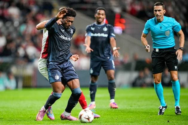 UEFA Europa League - SC Braga vs Feyenoord Braga, Portugal - 24 09 2025: UEFA Europa League match between SC Braga and Feyenoord at Estadio Municipal de Braga. 27 Feyenoord attacker, Gaoussou Diarra fighting for the ball as referee and 8 Feyenoord midfielder, Quinten Timber watch Mandatory Credit: Pedro Loureiro Avant Sports Agency Braga Estadio Municipal de Braga Portugal Copyright: xx