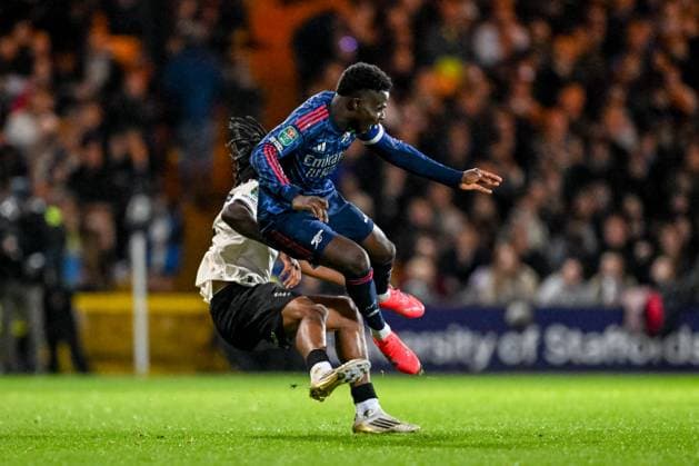 Carabao Cup Round 3 Port Vale v Arsenal Bukayo Saka of Arsenal is upended by Jaheim Headley of Port Vale during the Carabao Cup Round 3 match Port Vale vs Arsenal at Vale Park, Burslem, United Kingdom, 24th September 2025 (Photo by Adam Gee News Images) Burslem Vale Park Staffordshire United Kingdom Copyright: xAdamxGee NewsxImagesx