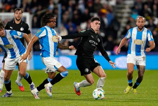 Huddersfield Town v Manchester City, UK - 23 Sep 2025 Phil Foden of Manchester City battles for the ball with David Kasumu of Huddersfield Town during the Carabao Cup Match between Huddersfield Town and Manchester City at Accu Stadium, Huddersfield on 24 September 2025. Huddersfield Accu Stadium GBR Copyright: xHarryxCornish PPAUKx PPA-217643