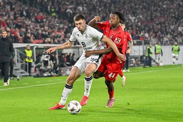 Leo Leroy FC Basel, 22 , Johan Manzambi SC Freiburg, 44 in a running duel and in a duel for the ball GER, SC Freiburg FC Basel, Football, Europa League, Matchday 1, Season 2025 2026, 24 09 2025 GER, SC Freiburg FC Basel, Football, Europa League, Matchday 1, Season 2025 2026, 24 09 2025 Freiburg Copyright: xEibner-Pressefoto ThomasxHessx EP_THS