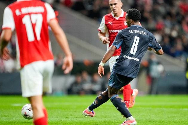 UEFA Europa League - SC Braga vs Feyenoord Braga, Portugal - 24 09 2025: UEFA Europa League match between SC Braga and Feyenoord at Estadio Municipal de Braga. 8 Feyenoord midfielder, Quinten Timber plays a ball forward Mandatory Credit: Pedro Loureiro Avant Sports Agency Braga Estadio Municipal de Braga Portugal Copyright: xx