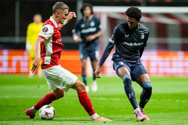UEFA Europa League - SC Braga vs Feyenoord Braga, Portugal - 24 09 2025: UEFA Europa League match between SC Braga and Feyenoord at Estadio Municipal de Braga. 27 Feyenoord attacker, Gaoussou Diarra and 14 Braga defender, Gustaf Lagerbielke fighting for the ball Mandatory Credit: Pedro Loureiro Avant Sports Agency Braga Estadio Municipal de Braga Portugal Copyright: xx