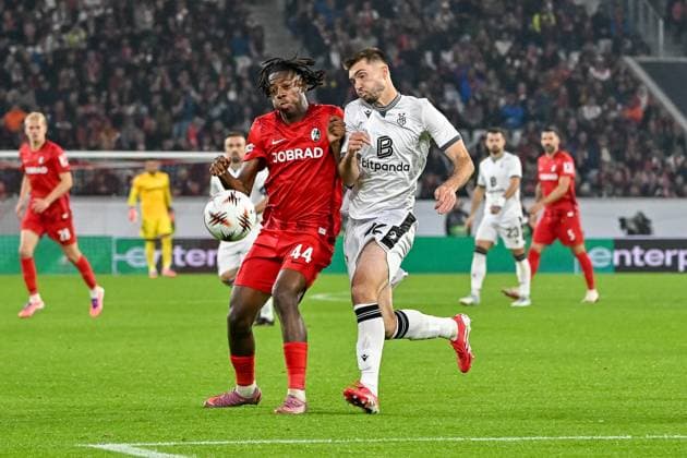 Johan Manzambi SC Freiburg, 44 , Leo Leroy FC Basel, 22 in duel for the ball GER, SC Freiburg FC Basel, Football, Europa League, Matchday 1, Season 2025 2026, 24 09 2025 GER, SC Freiburg FC Basel, Football, Europa League, Matchday 1, Season 2025 2026, 24 09 2025 Freiburg Copyright: xEibner-Pressefoto ThomasxHessx EP_THS