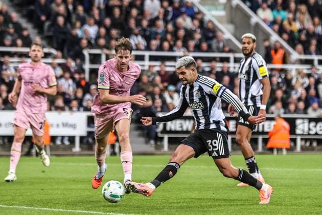 Carabao Cup Round 3 Newcastle United v Bradford City Bruno Guimaraes of Newcastle Untied takes a shot on goal during the Carabao Cup Round 3 match Newcastle United vs Bradford City at St. James s Park, Newcastle, United Kingdom, 24th September 2025 (Photo by Alfie Cosgrove News Images) Newcastle St. James s Park Tyne and Wear United Kingdom Copyright: xAlfiexCosgrove NewsxImagesx