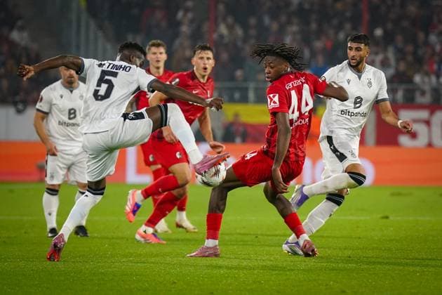 Soccer UEFA Europa League 2025 26, 1 Matchday SC Freiburg vs FC Basel Europa Park Stadion Freiburg Johan Manzambi SC Freiburg, 44 Metinho FC Basel, 5 Freiburg im Breisgau Baden Württemberg Germany Copyright: xJOERANxSTEINSIEKx