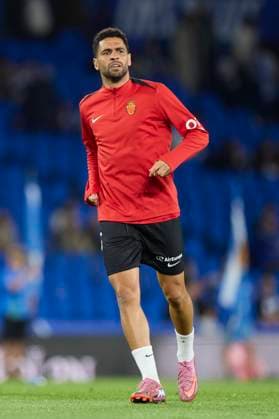 September 24, 2025, San Sebastian, Guipuzcoa, SPAIN: Omar Mascarell of RCD Mallorca warms up prior to the LaLiga EA Sports match between Real Sociedad and RCD Mallorca at Anoeta on September 24, 2025, in San Sebastian, Spain. San Sebastian SPAIN - ZUMAa181 20250924_zaa_a181_179 Copyright: xRicardoxLarreinax
