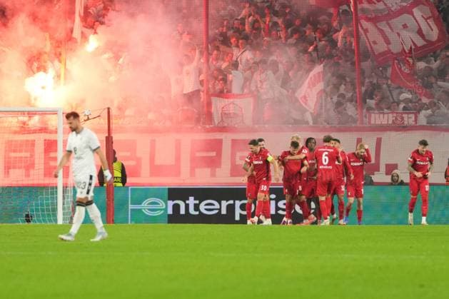 UEFA Europa League SC Freiburg vs FC Basel, 24 09 2025 Foreground disappointed Renato Veiga FC Basel, 23 after the 2 0 by Maximilian Eggestein SC Freiburg, 8 , in the background the Freiburg fans celebrating the goal and the Freiburg fans with pyrotechnics UEFA Europa League SC Freiburg vs FC Basel, Europa Park Stadium, 24 09 2025 Copyright: xBEAUTIFULxSPORTS Boscox